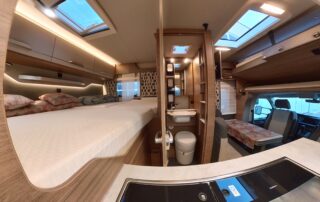 Knaus Tourervan 500 MQ Vansation hinteres Bett mit eingefahrerer Dusche (Schlafmöglichkeit für 2 Personen)