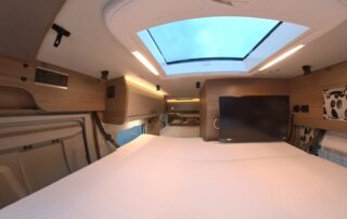 Knaus Tourervan 500 MQ Vansation vorderes Bett mit Bick nach hinten