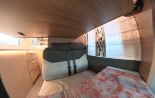 Knaus Tourervan 500 MQ Vansation Blick in den Essbereich bei heruntergefahrenem Bett