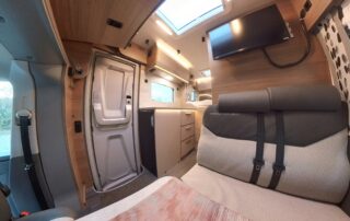 Knaus Tourervan 500 MQ Vansation Blick in den Essbereich bei hochgefahrenem Bett