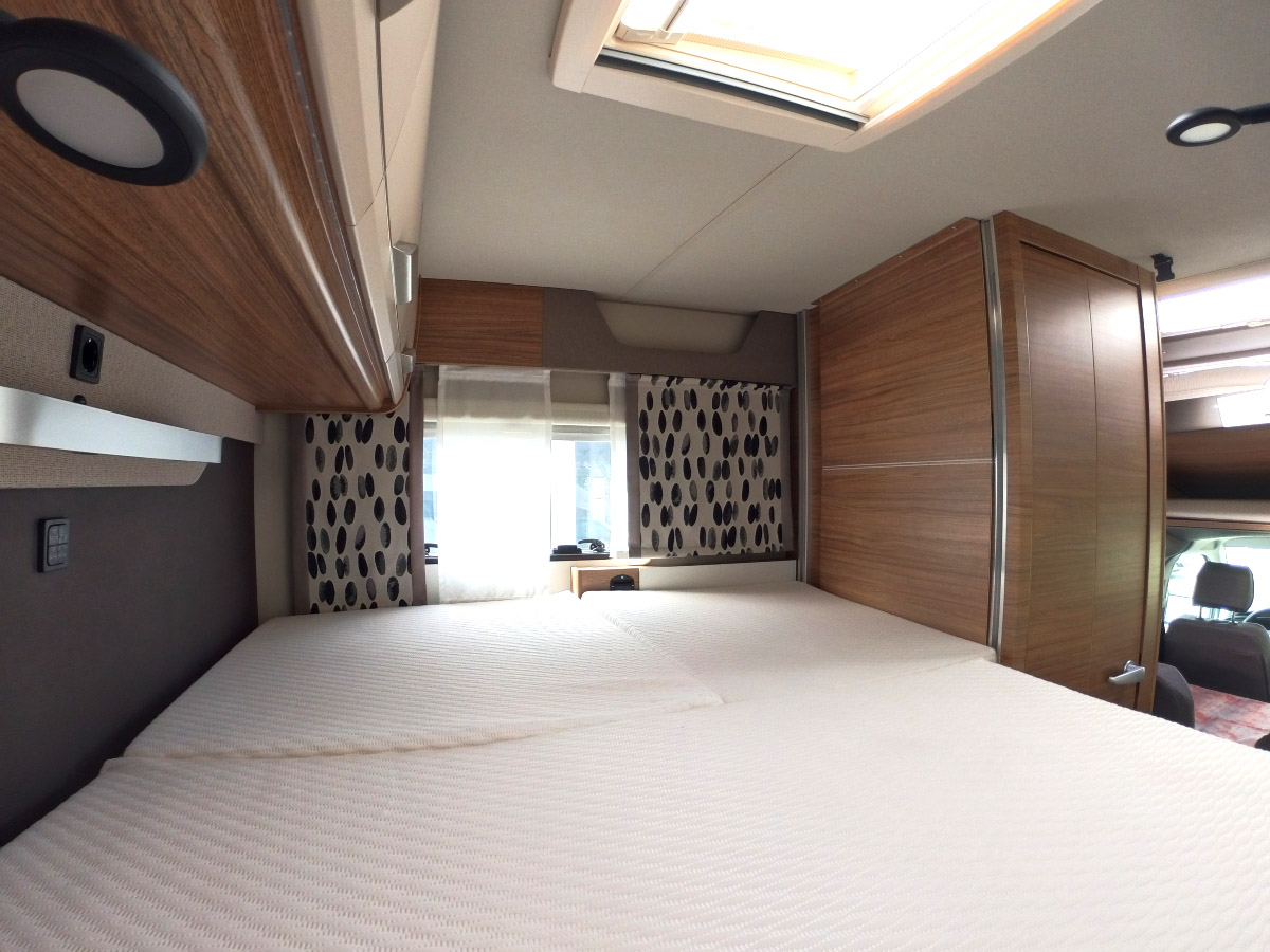 Knaus Tourer Van 500 MQ Heckbett mit doppelter Schlafmöglichkeit bei eingefahrener Dusche. Miete jetzt Dein Wohnmobil für den nächsten Traumurlaub bei Bavarian Camper.