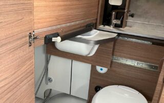 Knaus Tourervan 500 MQ Vansation Badezimmer mit eingeklappter Dusche