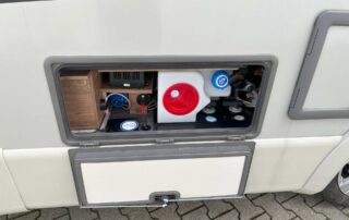 Knaus Tourervan 500 MQ Vansation Versorgungsklappe