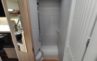 Innensicht des Badezimmer eines Sunlight T67 mit umgeklappter Dusche.