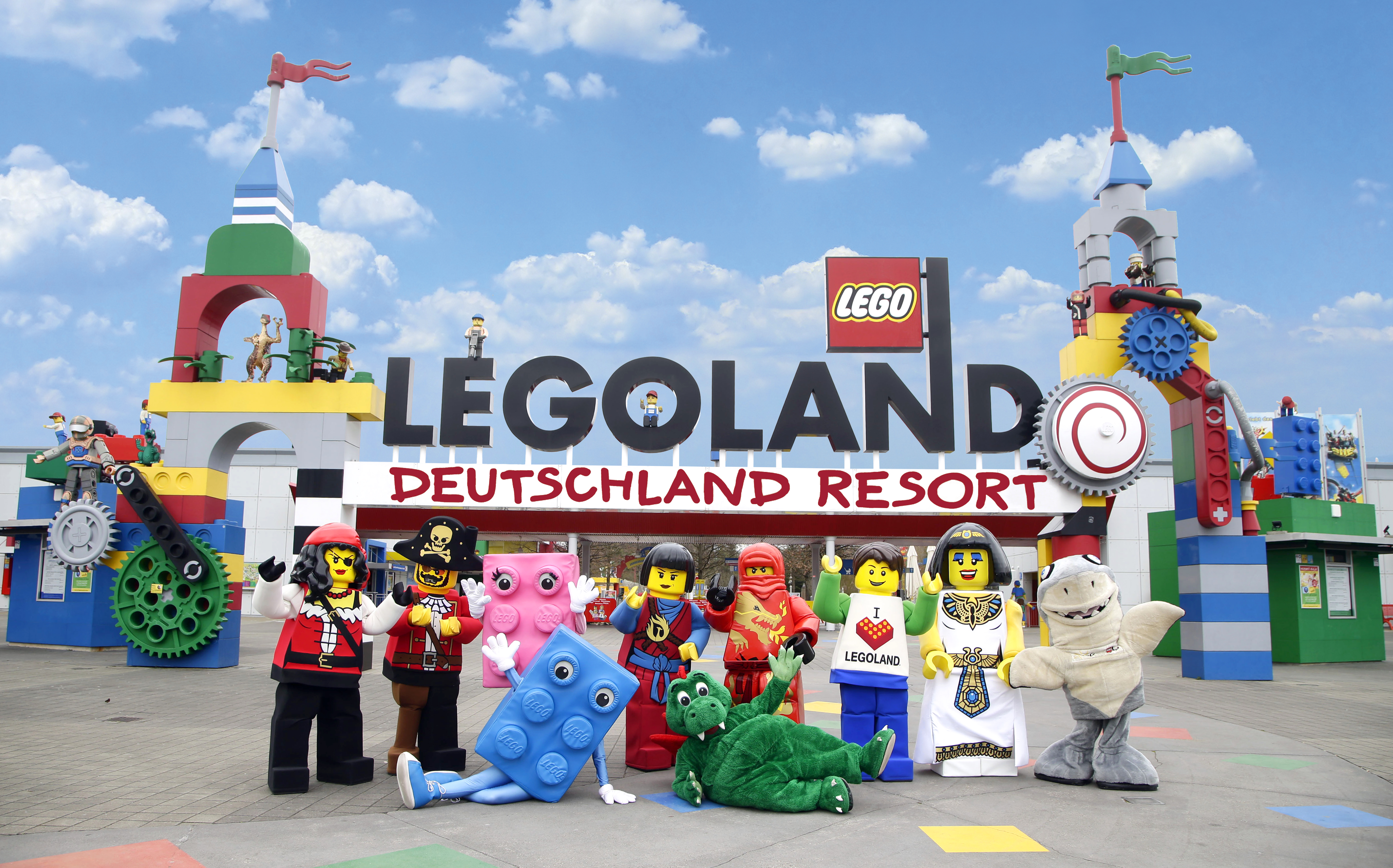 Pressebild der Legoland Deutschland GmbH, die das Eingangsportal mit Walking characters zeiht