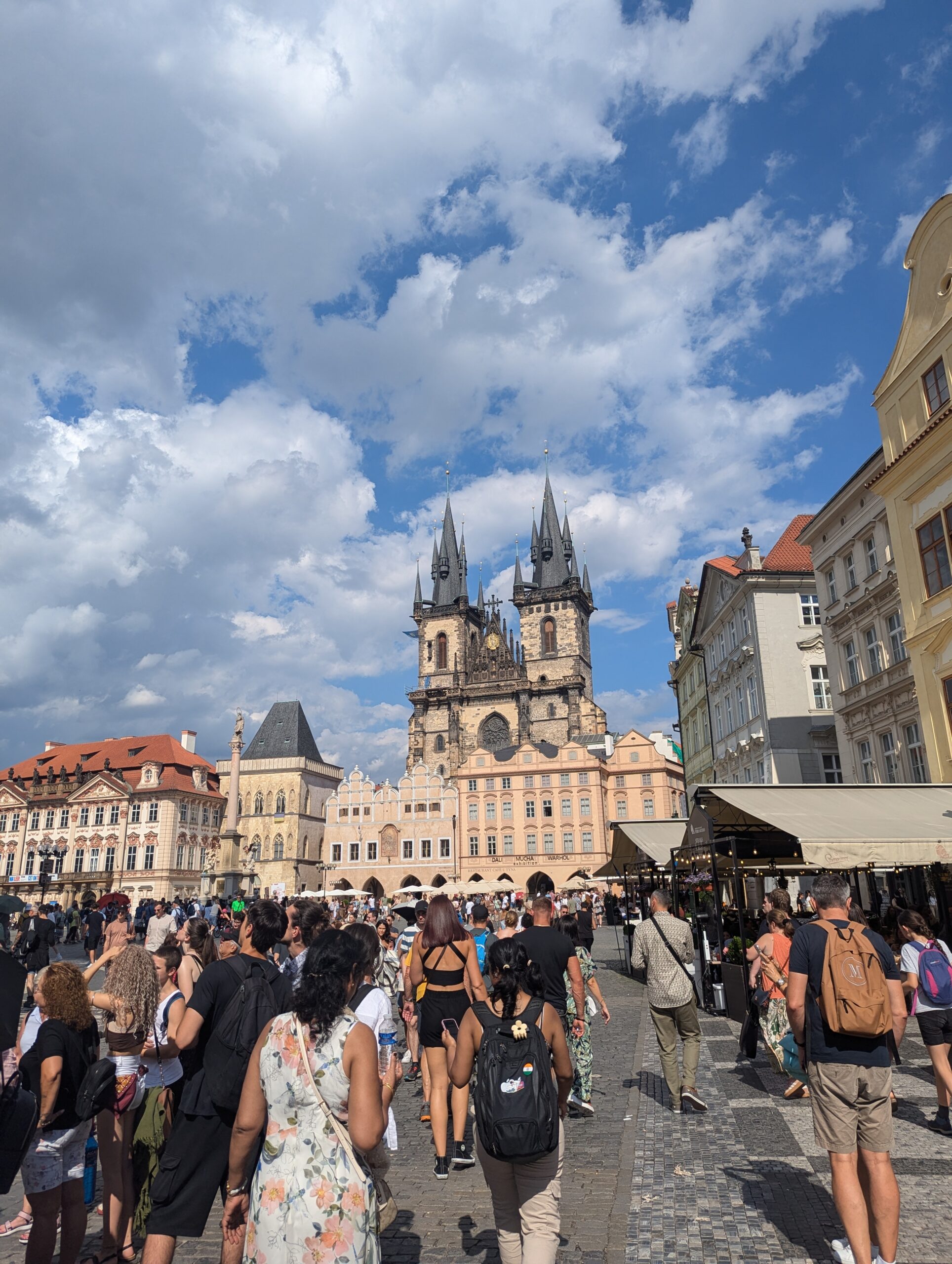 Ein Blick auf die Teynkirche in der Innenstadt von Prag