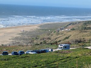 Unser Wohnmobil auf dem Parkplatz oberhalb des Strandes beim Leuchtturm in Nazaré