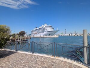 Kreuzfahrtschiff im ´Hafen Fusina