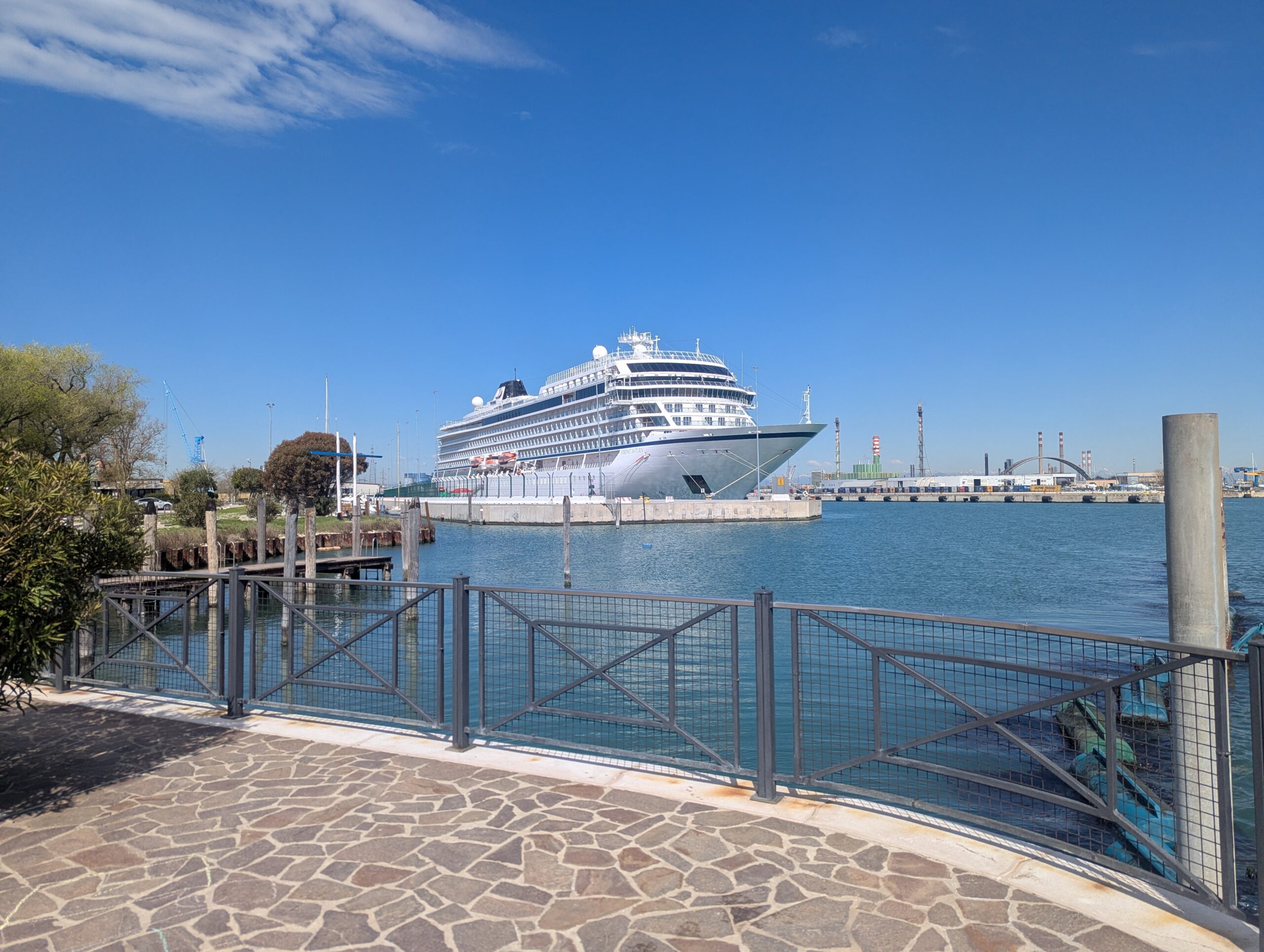 Kreuzfahrtschiff im ´Hafen Fusina