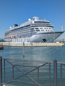 Kreuzfahrtschiff im Hafen Fusina