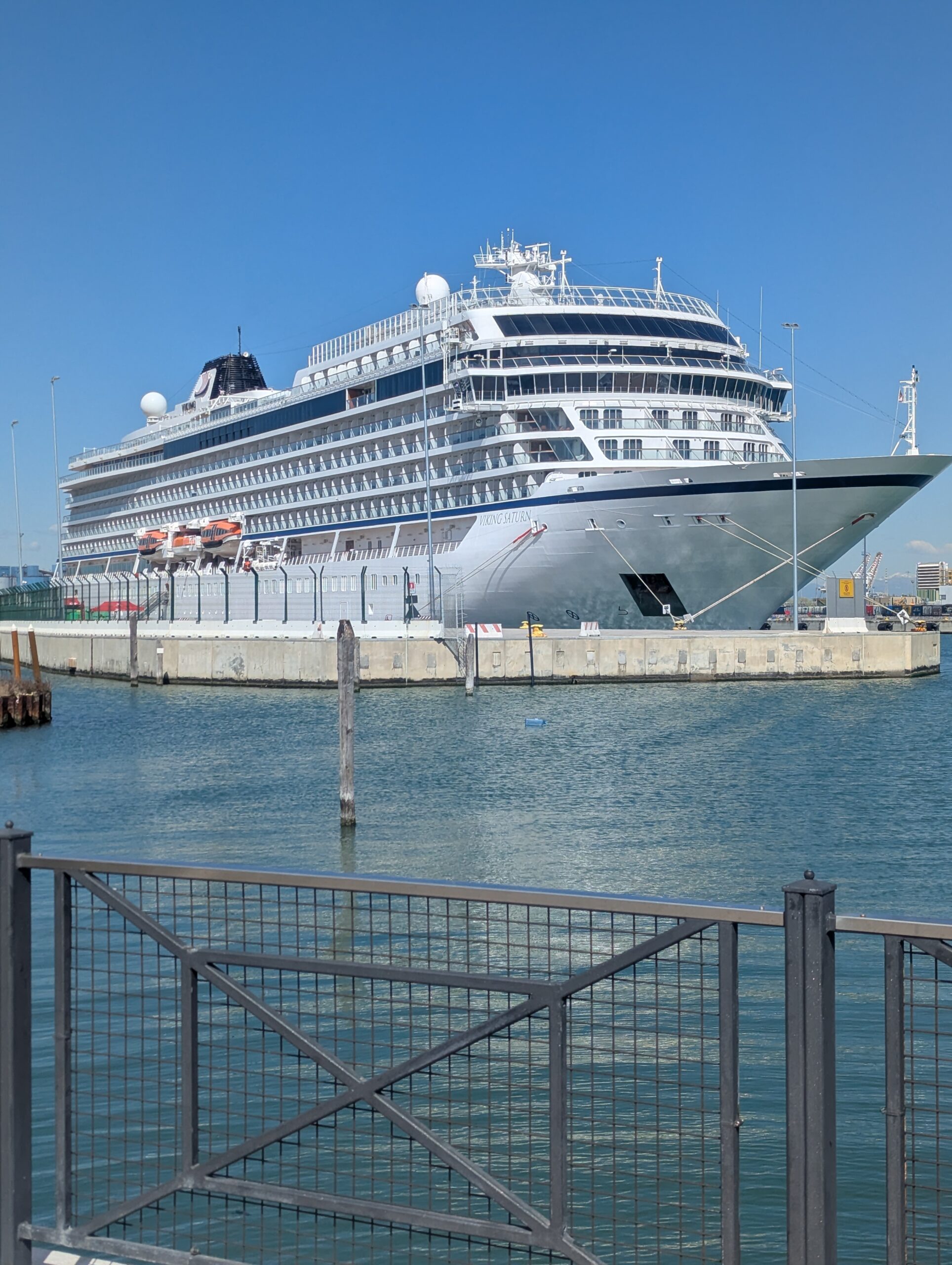 Kreuzfahrtschiff im Hafen Fusina