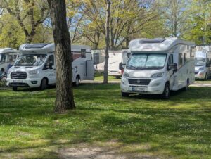 Stellplätze auf großen Wiesen unter Bäumen